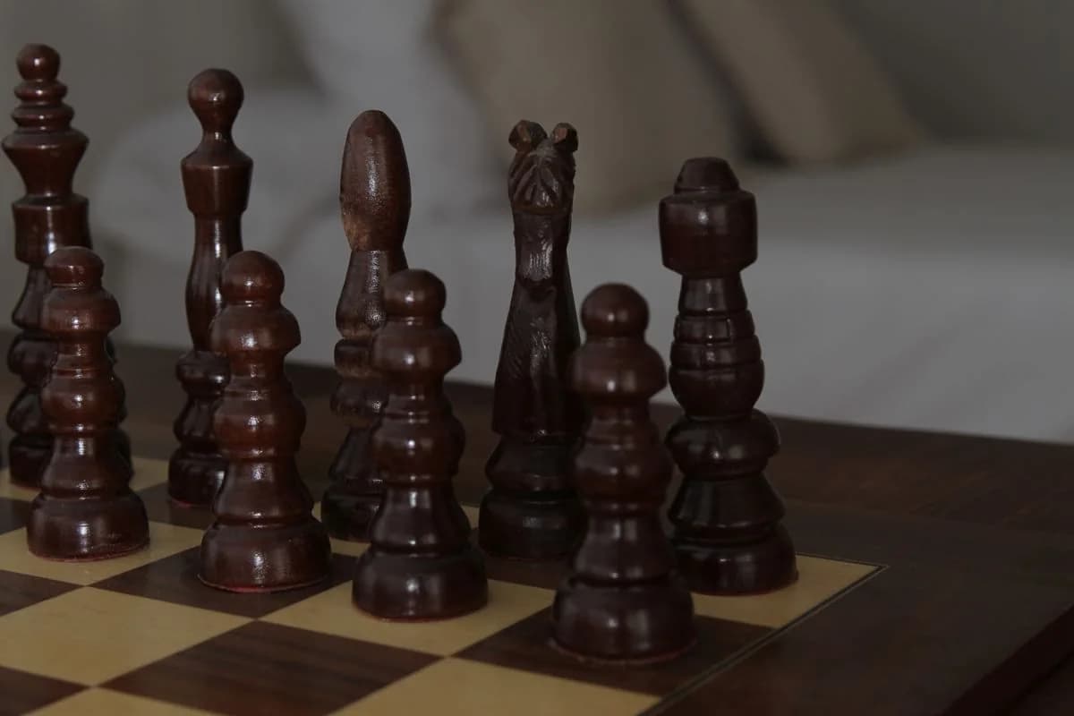 Tablero de ajedrez con piezas de madera en la habitación familiar